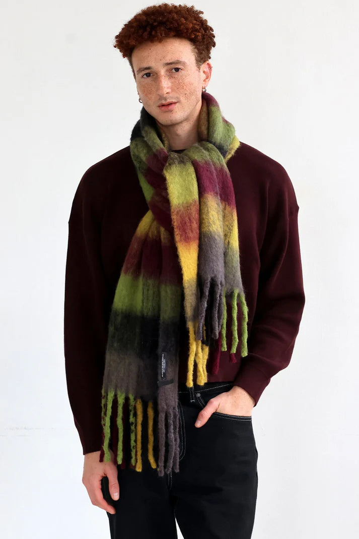 Echarpe moelleuse à carreaux colorés : jaune, vert anis, cerise et grise.