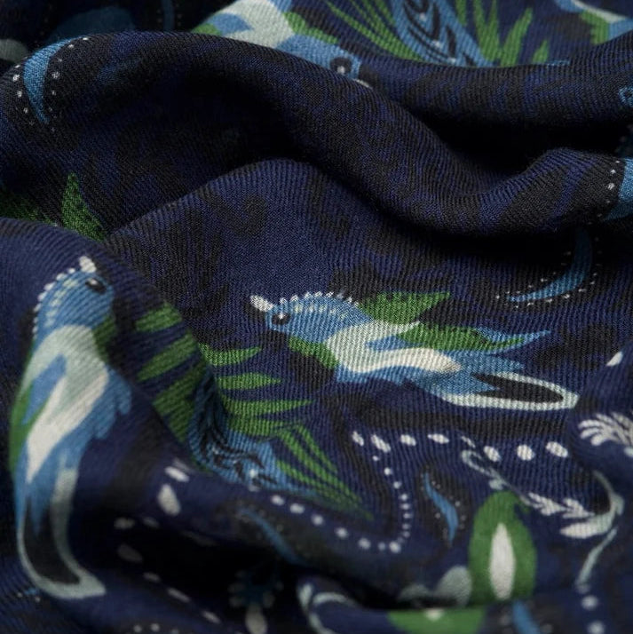 Détail de l'écharpe en laine et modal, à motif d'arabesques, dans les tons bleus.