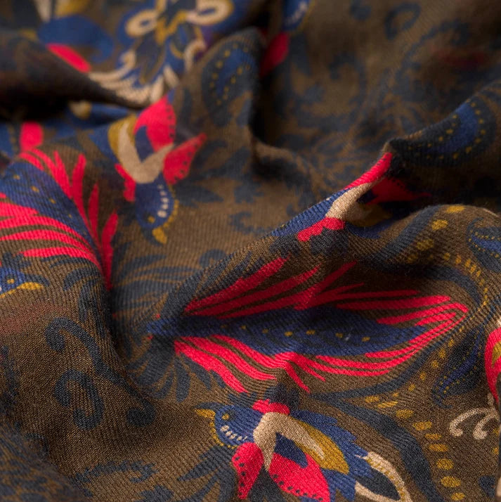 Détail de l'écharpe en laine et modal, à motif d'arabesques, dans les tons chocolats.
