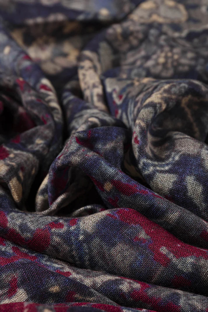 Echarpe fine en laine imprimé d'un motif tapis oriental, coloris bleu et bordeaux.