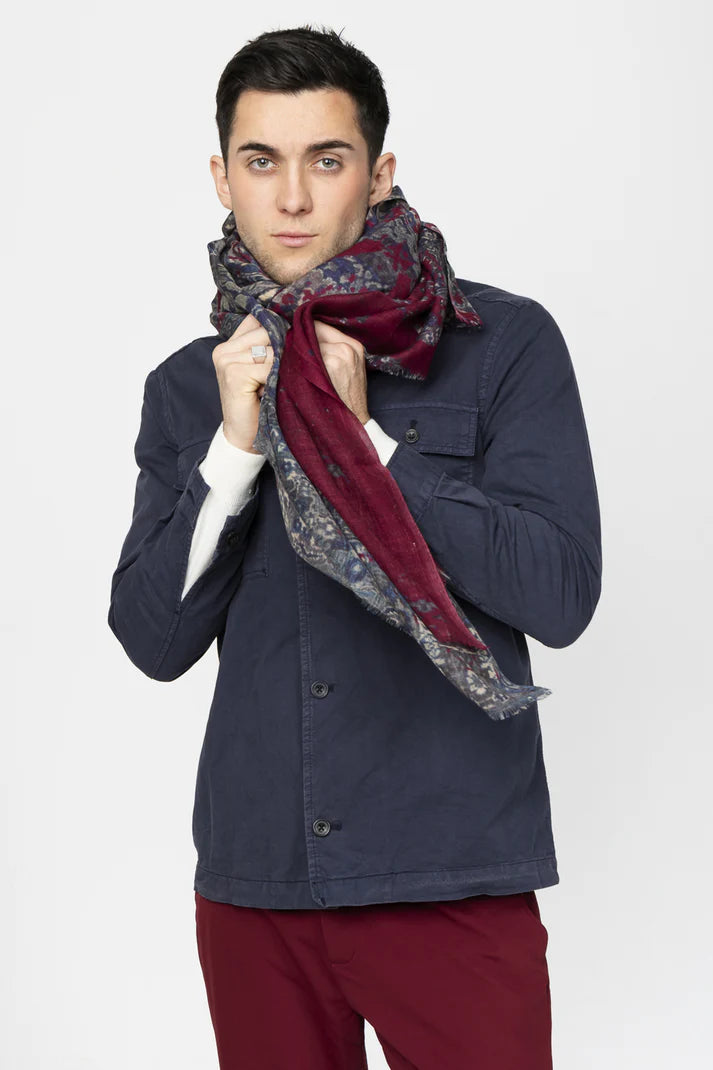 Echarpe fine en laine imprimé d'un motif tapis oriental, coloris bleu et bordeaux.