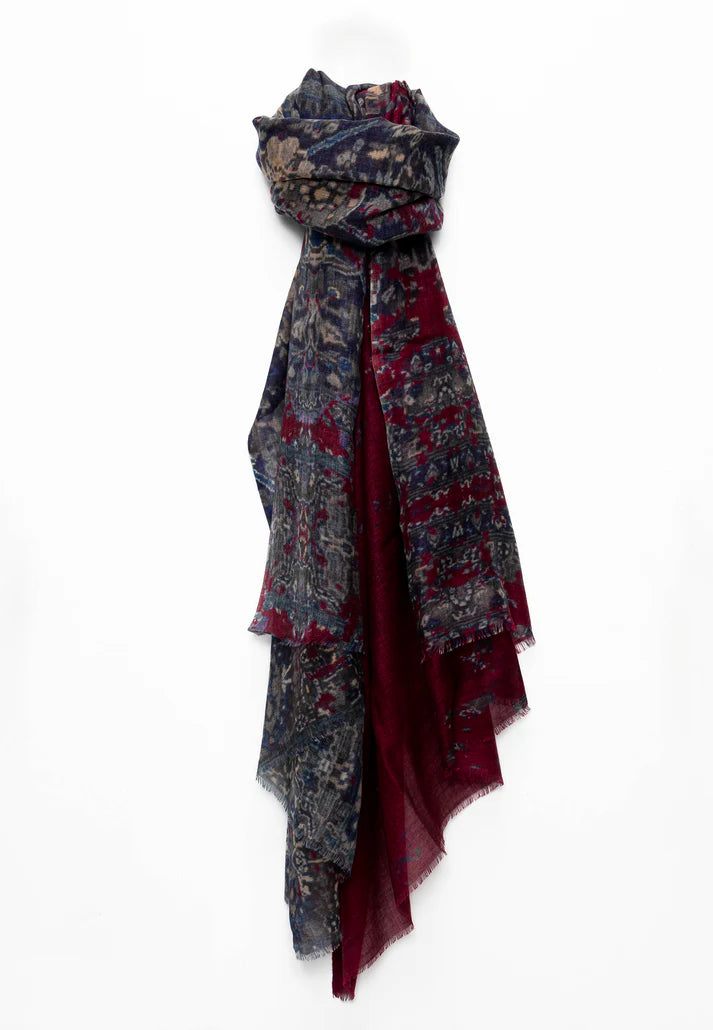 Echarpe fine en laine imprimé d'un motif tapis oriental, coloris bleu et bordeaux.