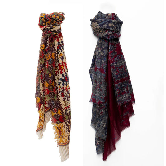 Echarpes fine en laine à motifs colorés.