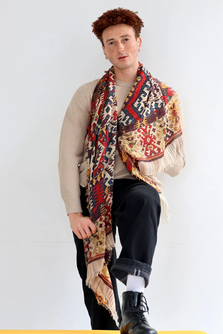 Echarpe fine en laine avec motifs inspirés de tissages artisanaux, multicolore.