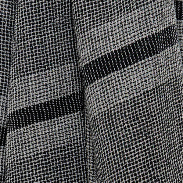 Echarpe fine en 100% Laine, coloris gris, rayée noire.