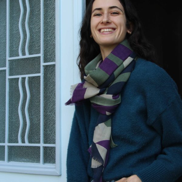 Echarpe en laine portée avec le dessin Fidji kaki, un motif végétal dans les tons vert kaki, violet, bleu marine et écru.