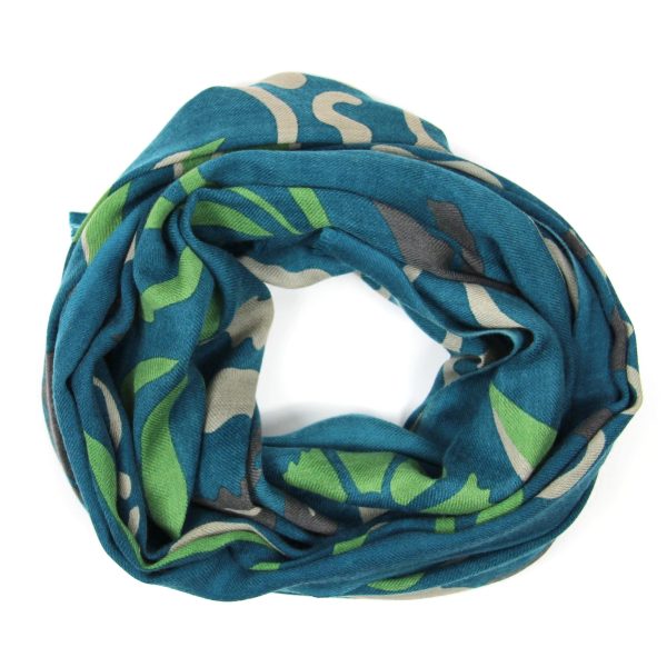 Echarpe en laine roulée avec le dessin Indira Bleu : un motif végétal dans les tons bleu, vert, beige et marron.