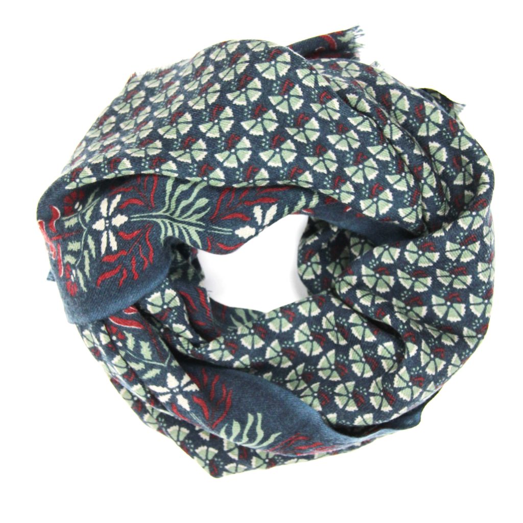 Echarpe en laine roulée avec le dessin Marigold marine : un motif floral dans les tons bleu marine, vert pastel et rouge.