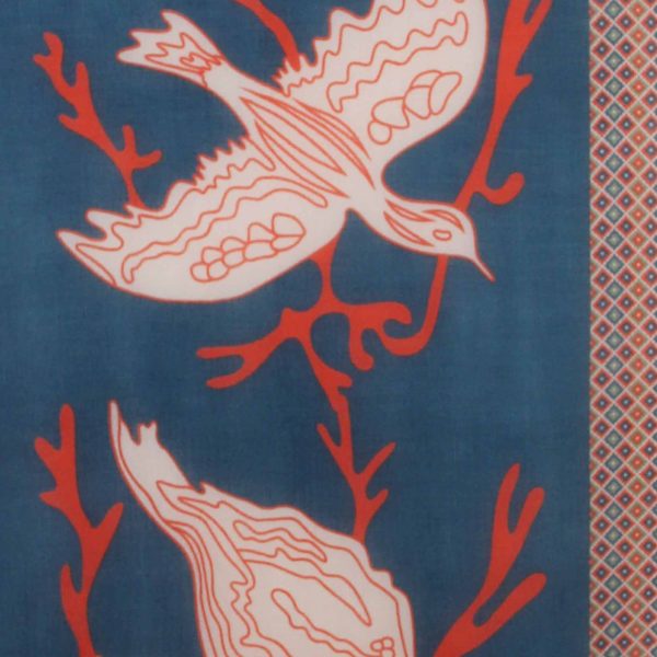 Echarpe en laine roulée avec le motif Grues Marine : un dessin d'oiseaux  dans les tons bleus marine, rouge orangé, blanc avec des touches de vert kaki. 