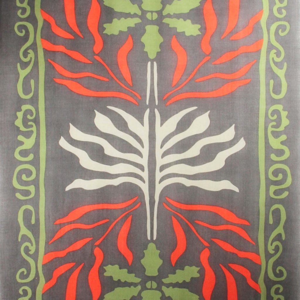 Echarpe en laine roulée avec le dessin Indira gris : un motif végétal dans les tons gris, vert, orange et écru.