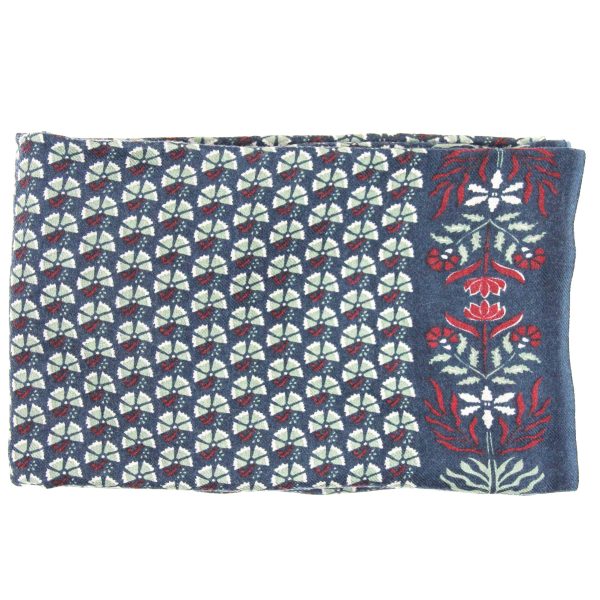 Echarpe en laine roulée avec le dessin Marigold marine : un motif floral dans les tons bleu marine, vert pastel et rouge.
