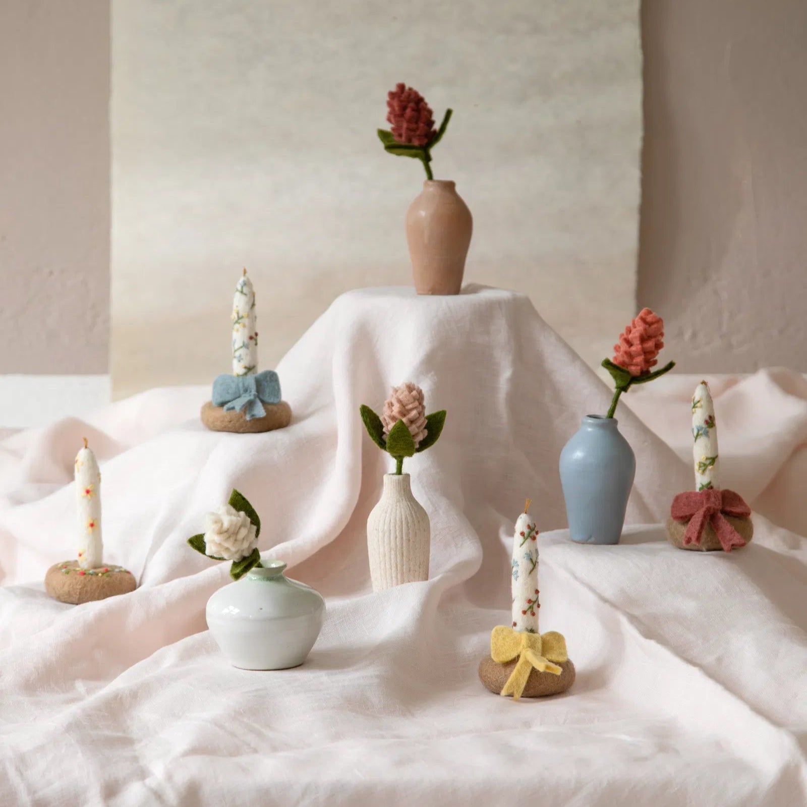 Fleurs d'artichaut colorés dans différents petits vases.