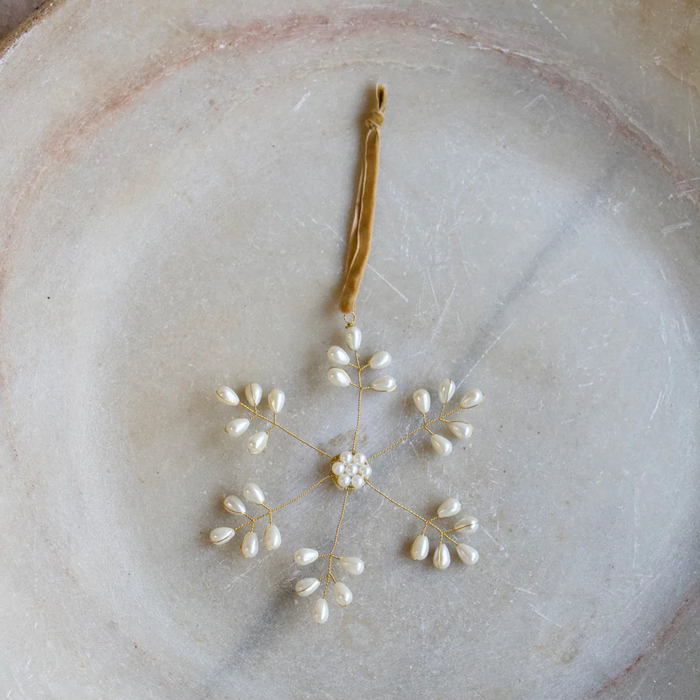 Flocon à suspendre en fils de fer torsadés et perles blanches.