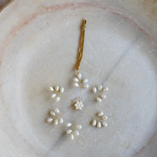 Flocon à suspendre en fils de fer torsadés et perles blanches.