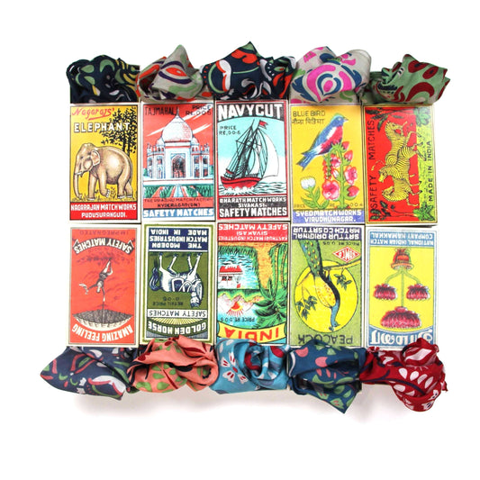 Foulards carrés en soie dans boîtes inspirées de boîtes d'allumettes vintage.