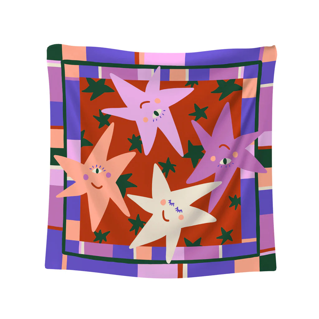 Foulard en satin avec dessins d'étoiles, coloris violet, rouge, pêche.