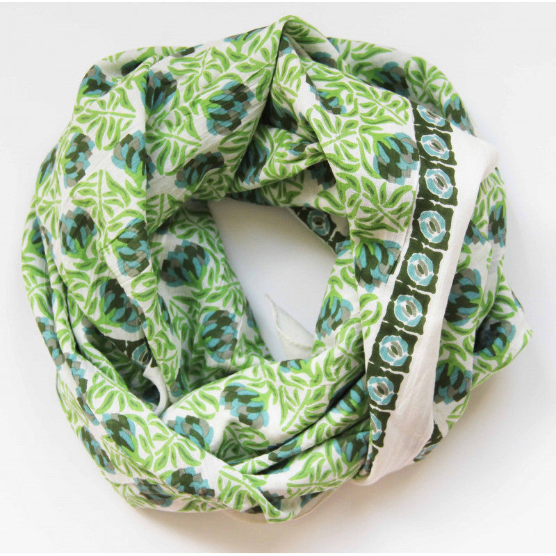 Foulard en coton, motif Heidi, coloris bleu ciel, vert vif et vertfoncé, motif végétal. 