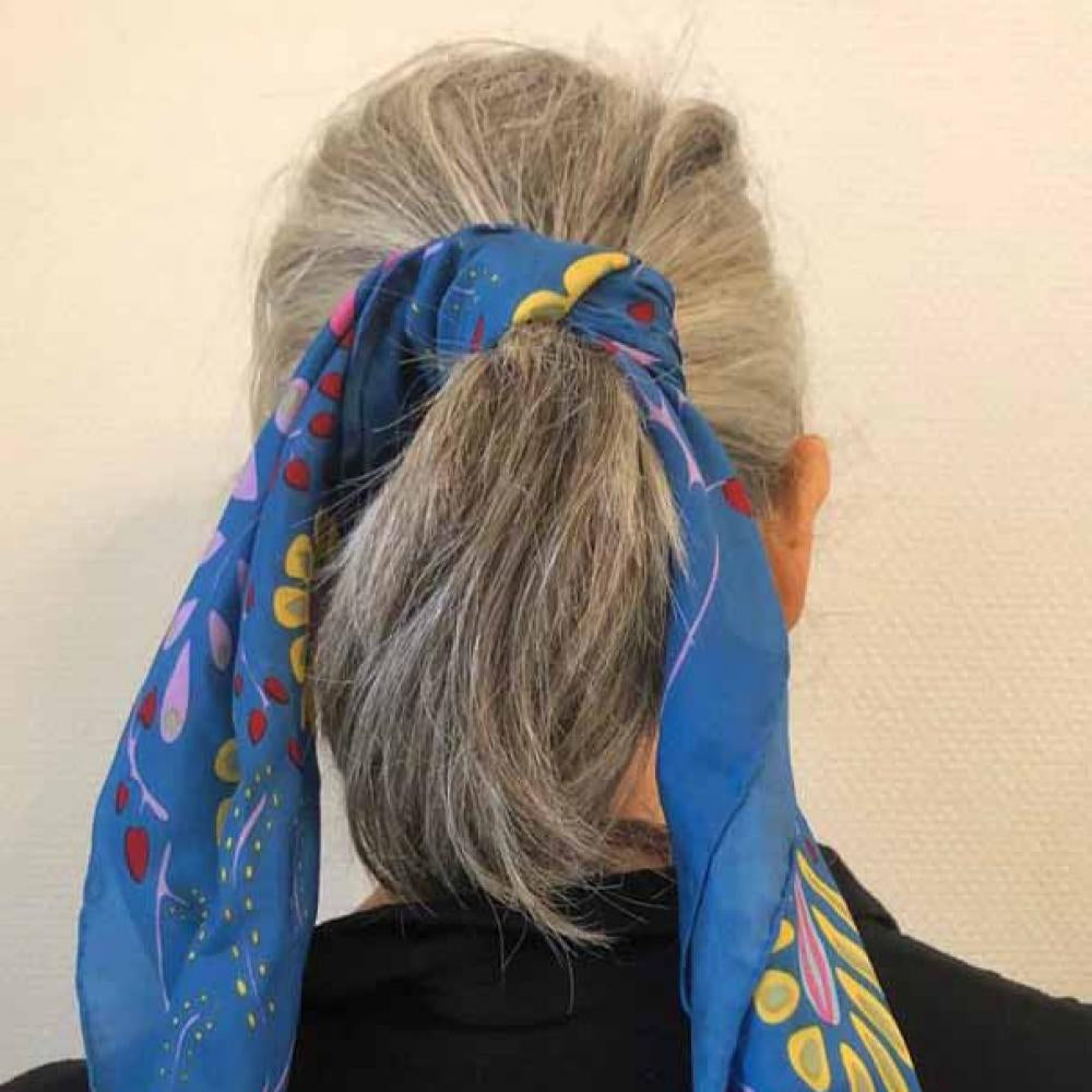 Foulard carré en soie, porté dans les cheveux, modèle Marushka bleu. 