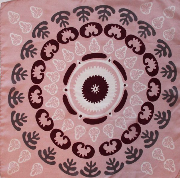 Foulard carré en soie avec motif type mandala, coloris rose, blanc et bordeaux.