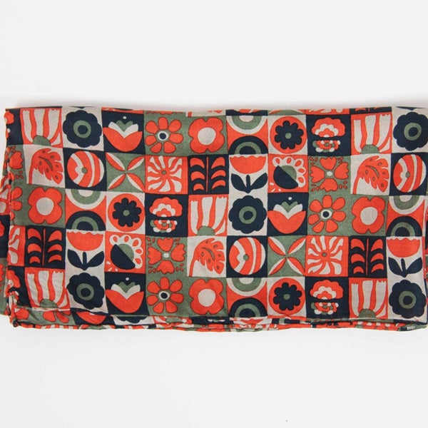 Foulard carré en soie avec dessins de fleurs dans des carrés en mosaïque, dans les tons bleu foncé, vert kaki, orange et beige.
