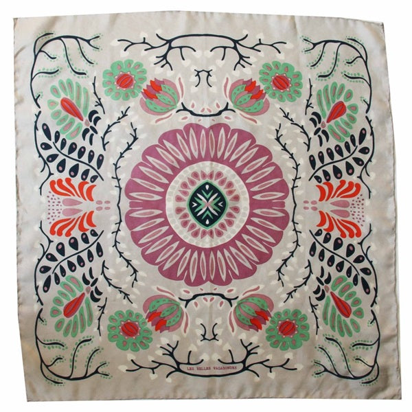Foulard carré en soie avec motif floral, dans les tons gris, beige, rose et vert.