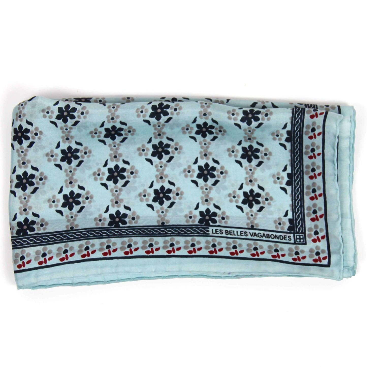Foulard carré en soie avec motif floral, dans les tons bleu clair, bleu foncé, avec des touches de rouge foncé. 