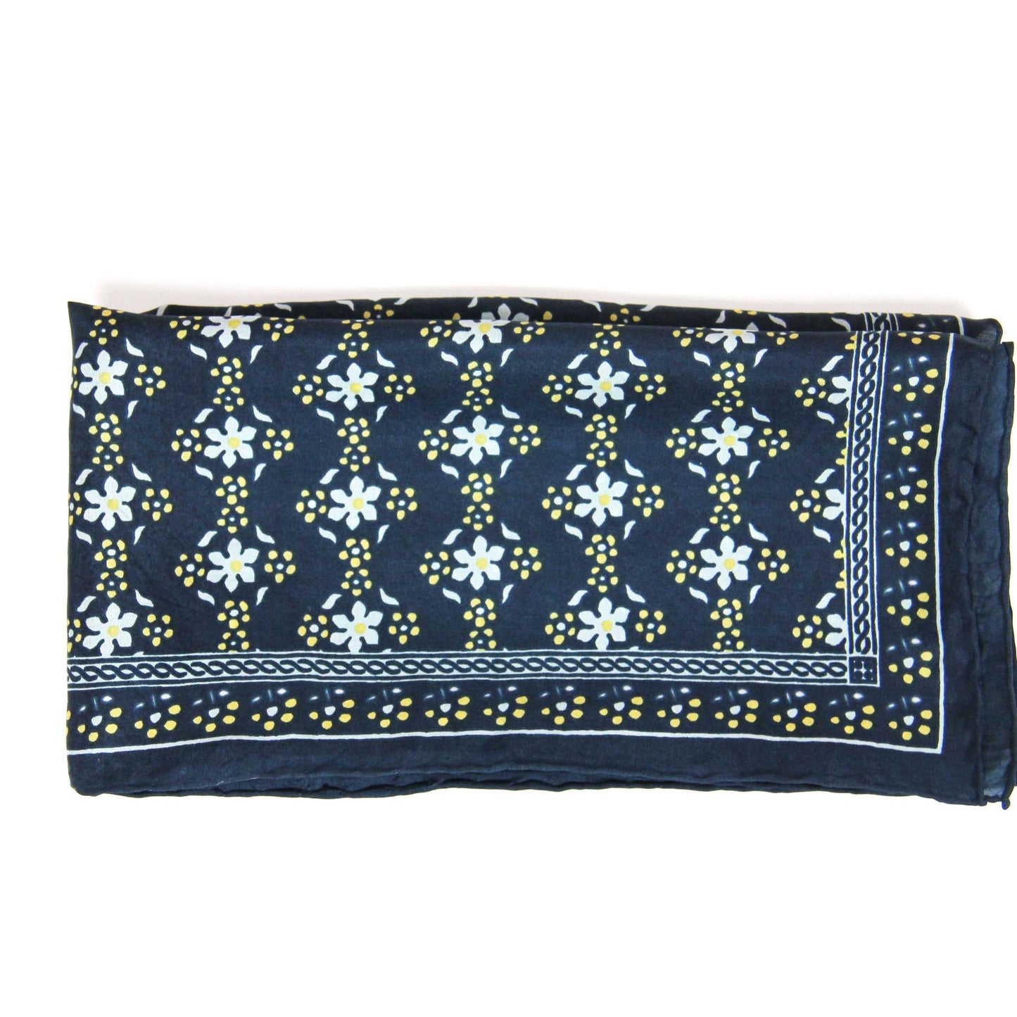 Foulard carré en soie avec motif floral, dans les tons bleu foncé, blanc et jaune. 