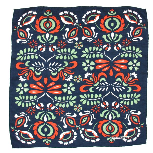 Foulard carré en soie avec motif floral, dans les tons bleu foncé, vert amande, orange vif et blanc. 