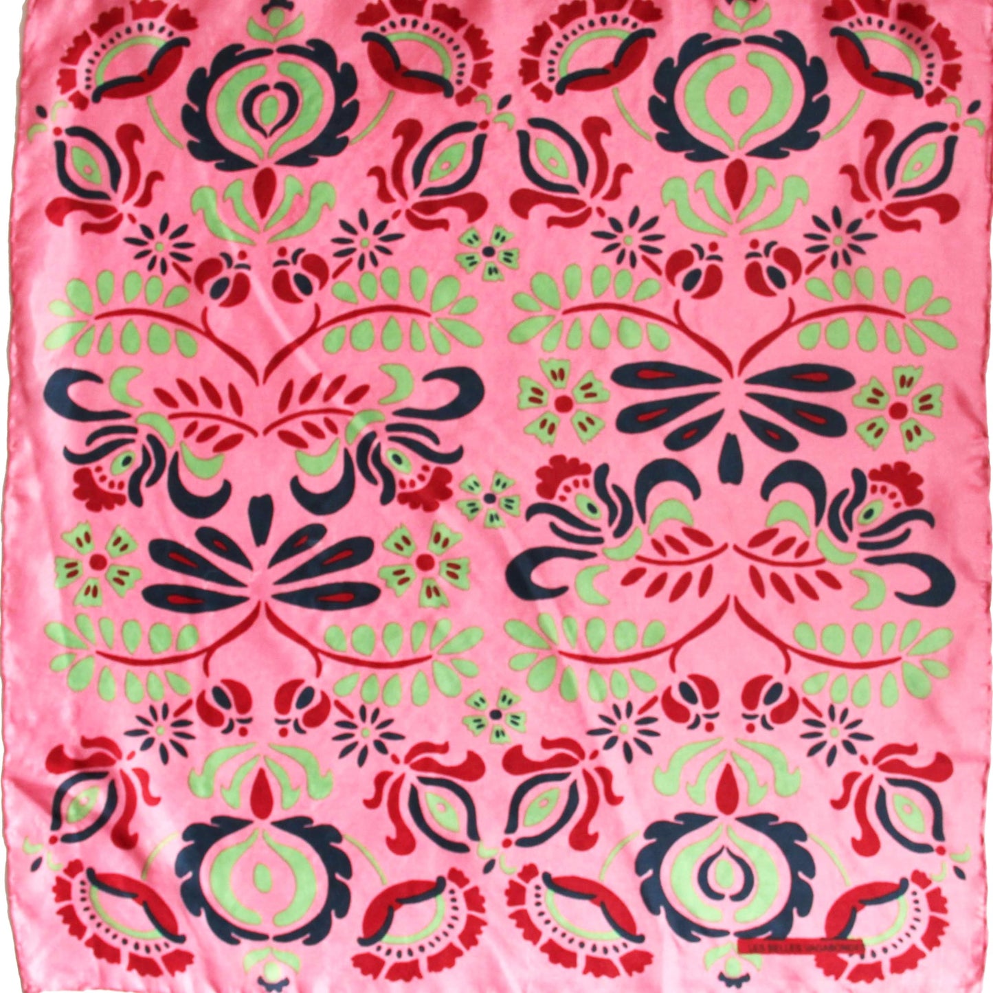 Foulard carré en soie avec motif floral, dans les tons rose, rouge, vert amande et bleu foncé. 