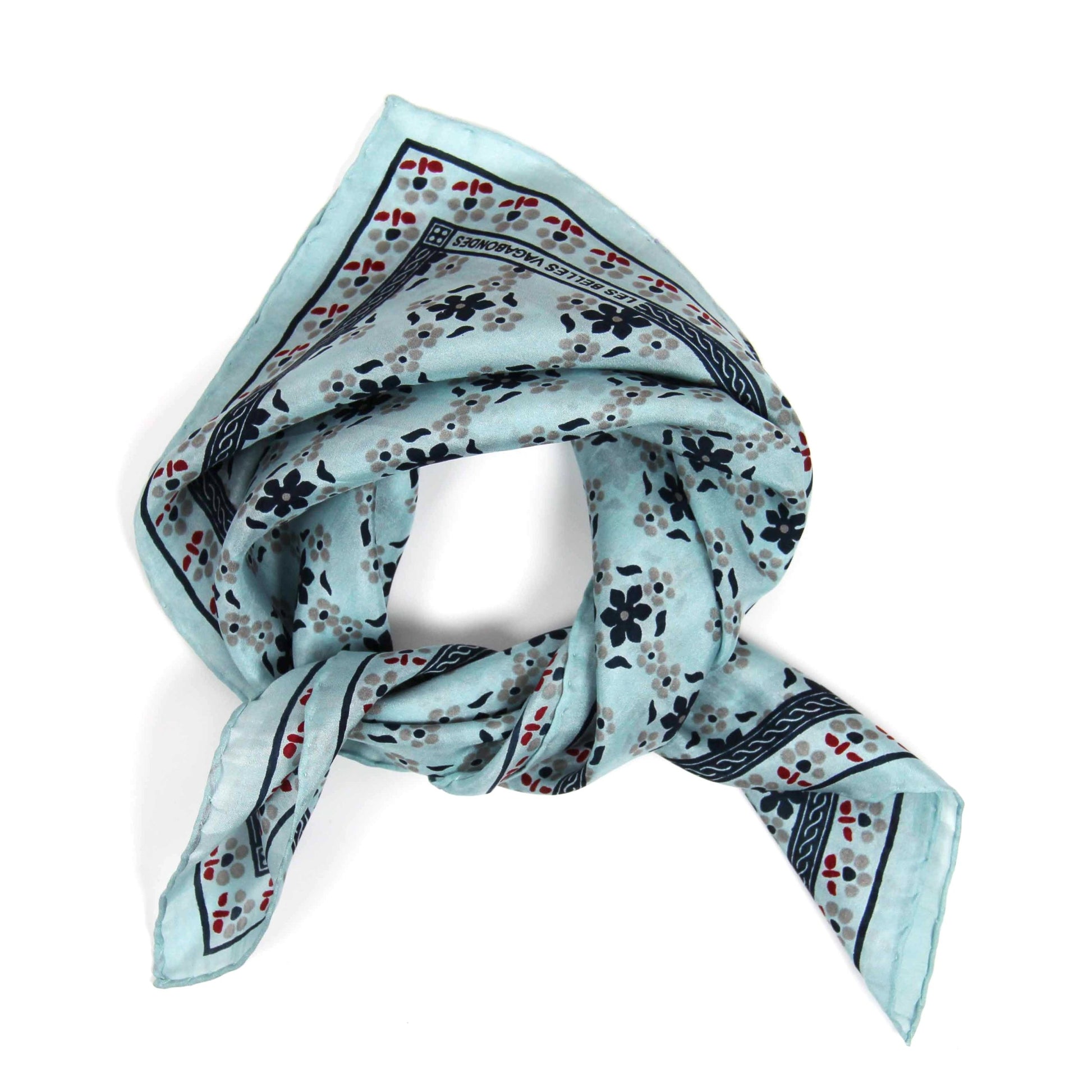 Foulard carré en soie avec motif floral, dans les tons bleu clair, bleu foncé, avec des touches de rouge foncé. 