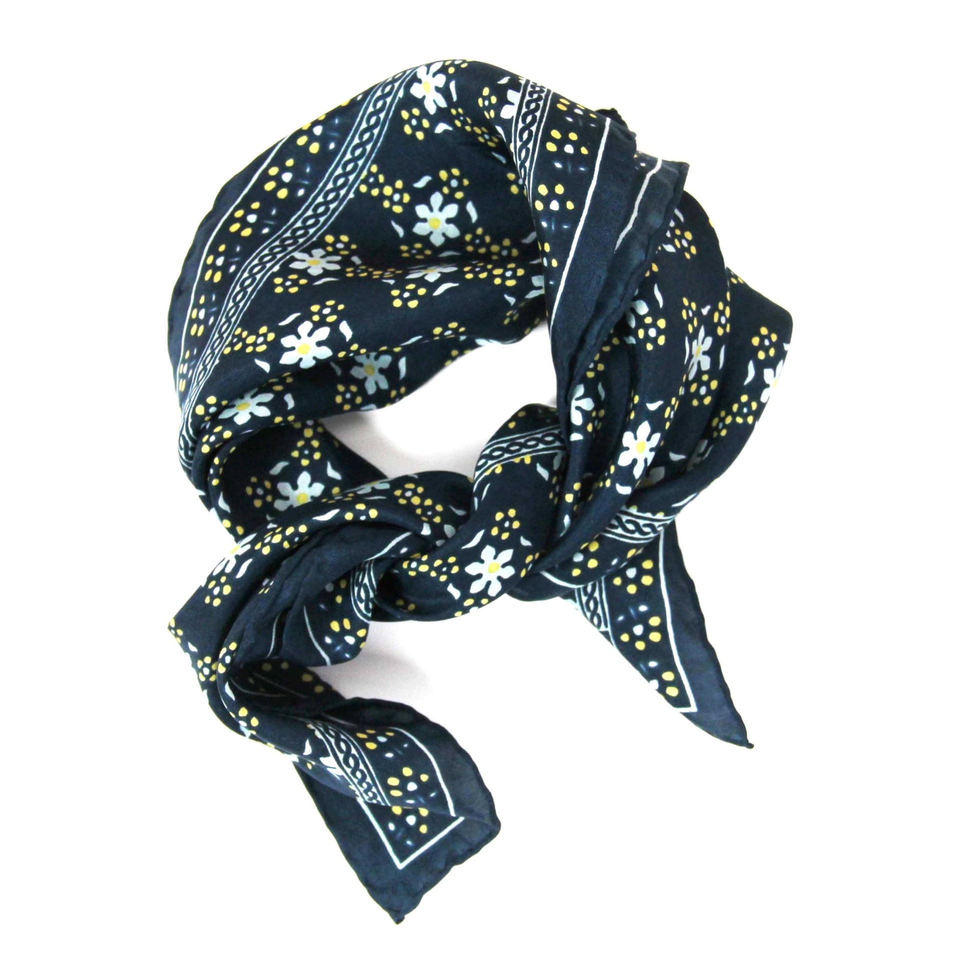 Foulard carré en soie avec motif floral, dans les tons bleu foncé, blanc et jaune. 