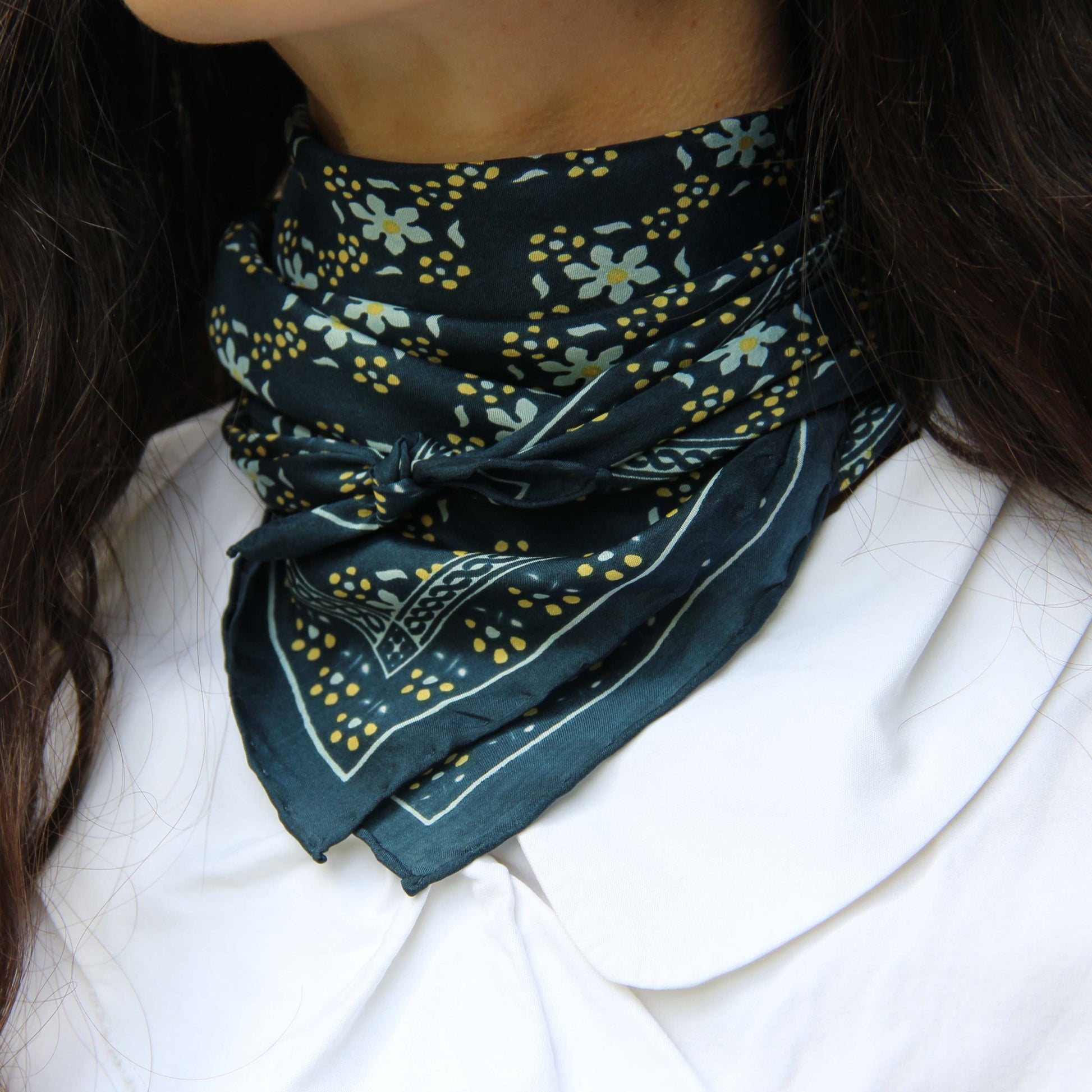 Foulard carré en soie, porté autour du cou, modèle Natasha Marine. 