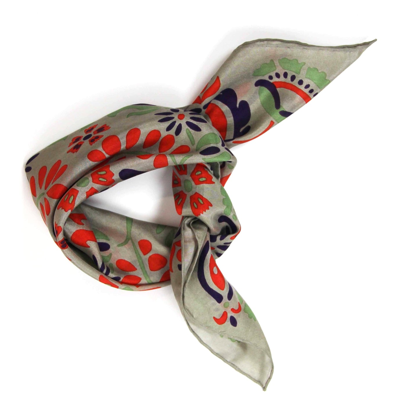 Foulard carré en soie avec motif floral, dans les tons écru, vert amande, orange vif et bleu foncé. 
