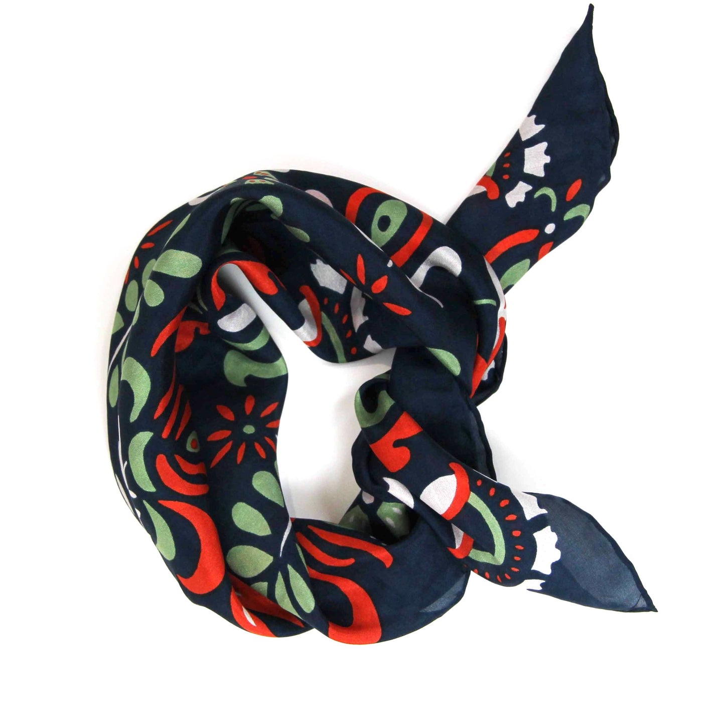 Foulard carré en soie avec motif floral, dans les tons bleu foncé, vert amande, orange vif et blanc. 