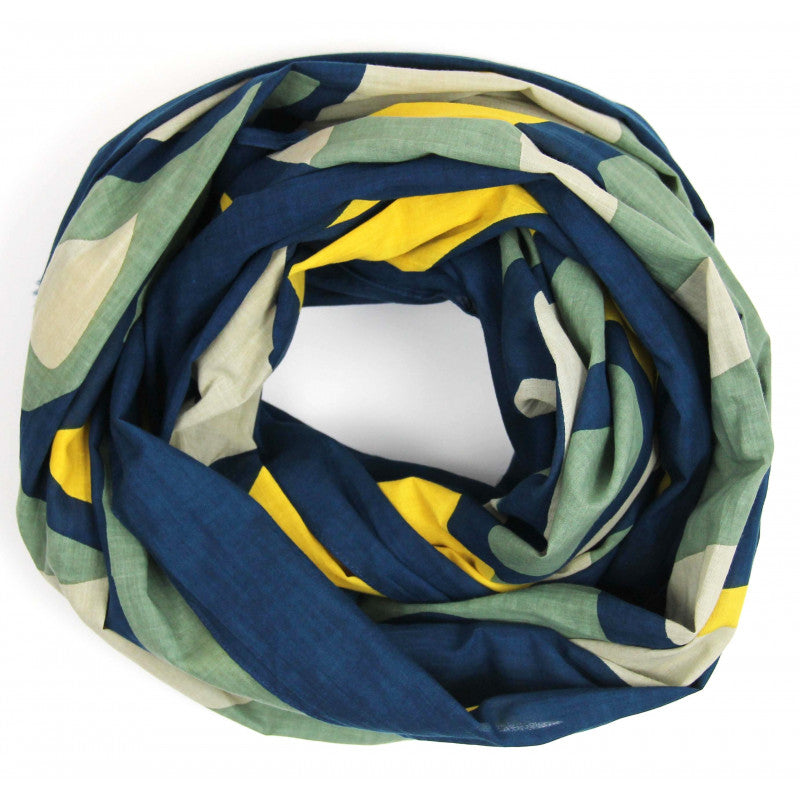 Foulard en coton bio, modèle Cosmopolis, motif géométrique et urbain, coloris bleu foncé, jaune et vert amande. 