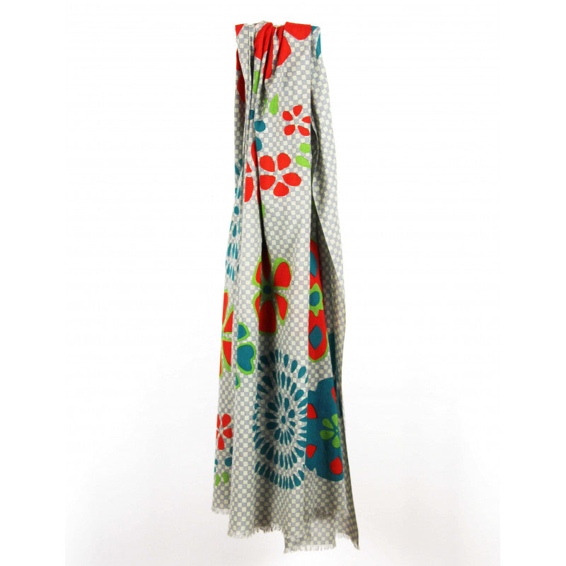 Foulard en coton bio, modèle Ichimatsu, dessins floraux, coloris bleu, orange vif et vert vif sur fond damier gris.