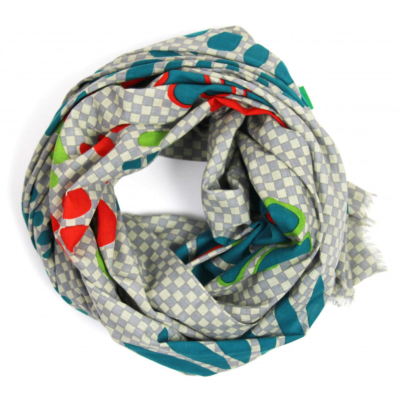 Foulard en coton bio, modèle Ichimatsu, dessins floraux, coloris bleu, orange vif et vert vif sur fond damier gris.