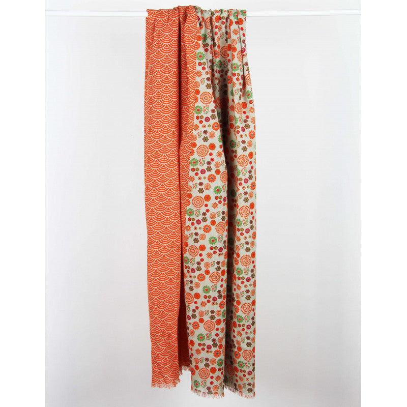 Foulard en coton bio, modèle Kohana, motif vagues et fleuri, coloris orange, beige et vert. 