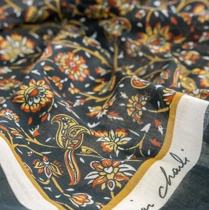 Foulard en coton avec dessin floral