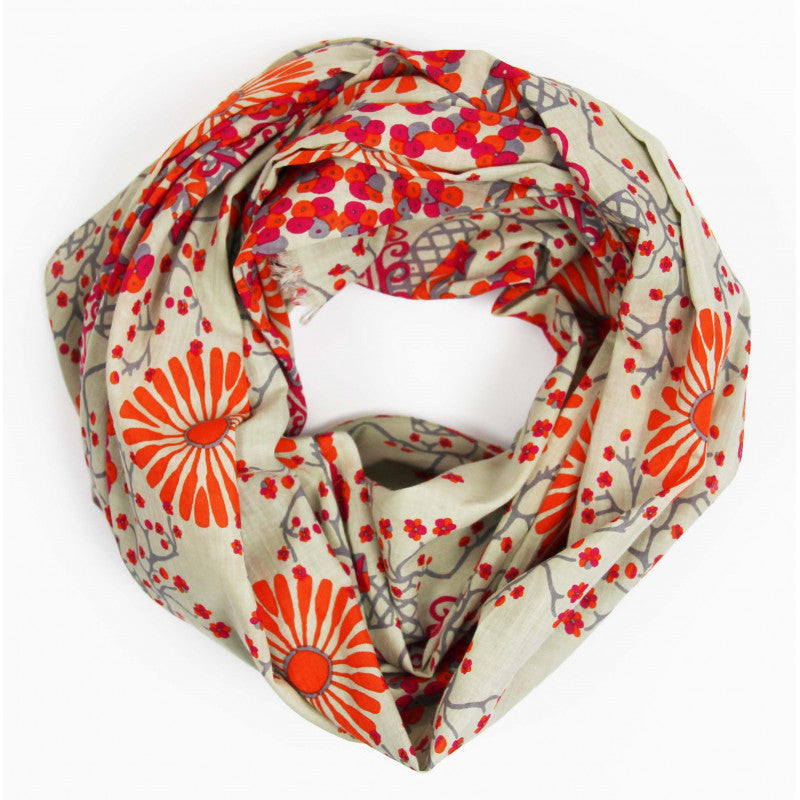 Foulard en coton bio, modèle Ryoko, motif végéal et floral, coloris orange, gris et rose sur fond beige. 