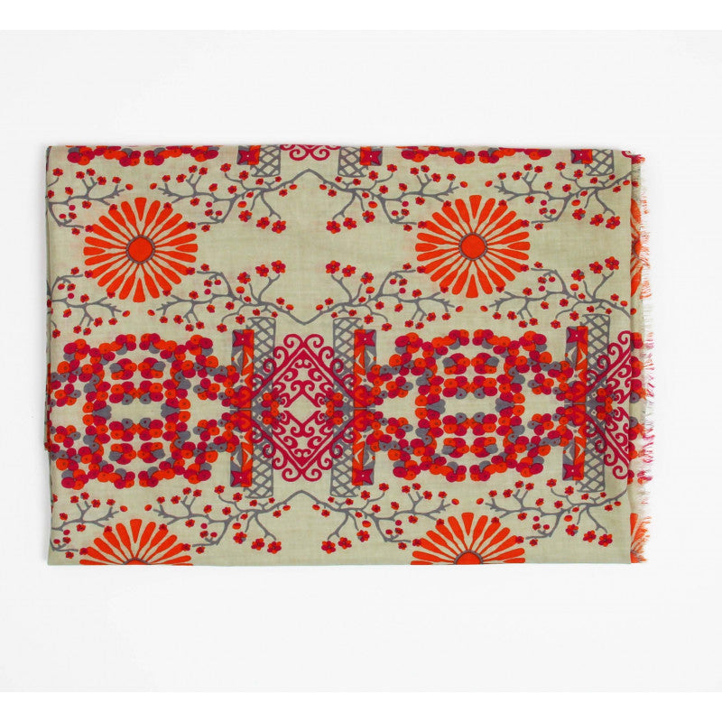 Foulard en coton bio, modèle Ryoko, motif végéal et floral, coloris orange, gris et rose sur fond beige. 