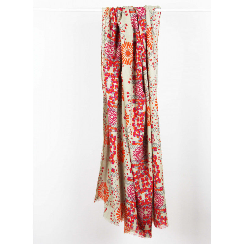 Foulard en coton bio, modèle Ryoko, motif végéal et floral, coloris orange, gris et rose sur fond beige. 