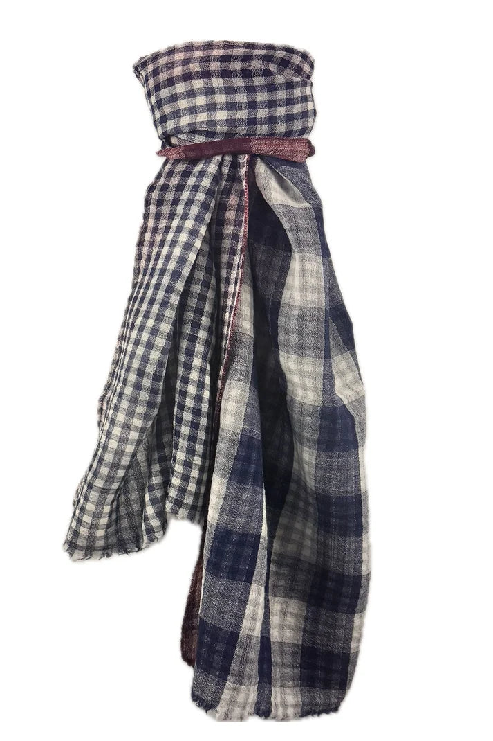 Foulard 100% laine à carreaux, bleu, blanc et rouge, double face : petits carreaux d'un coté, grands carreaux de l'autre.