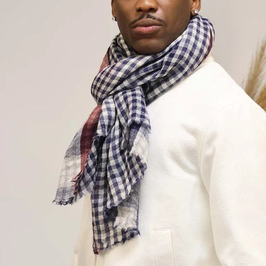 Foulard 100% laine à carreaux, bleu, blanc et rouge, double face : petits carreaux d'un coté, grands carreaux de l'autre.