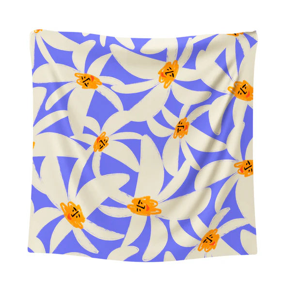 Foulard en soie carré avec illustrations de marguerites blanches sur fond bleu. 