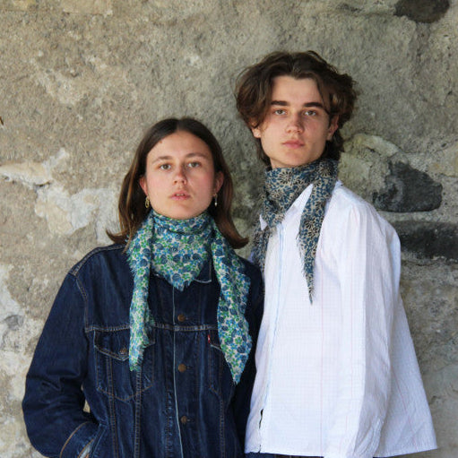 Foulard triangle en laine, graphique et éthique - Différents modèles