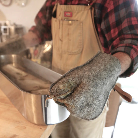 Gant de cuisine en laine feutrée française, coloris gris clair.