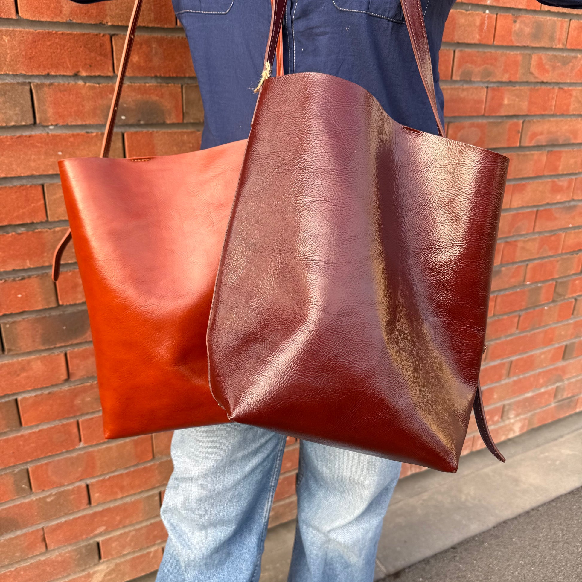 Grands sacs seau en croute de cuire, 2 coloris : camel et marron. 