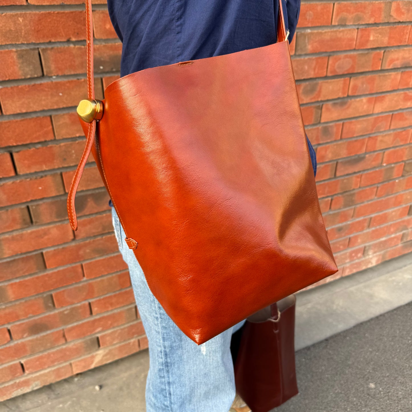 Grand sac seau en cuir, coloris cognac camel. 