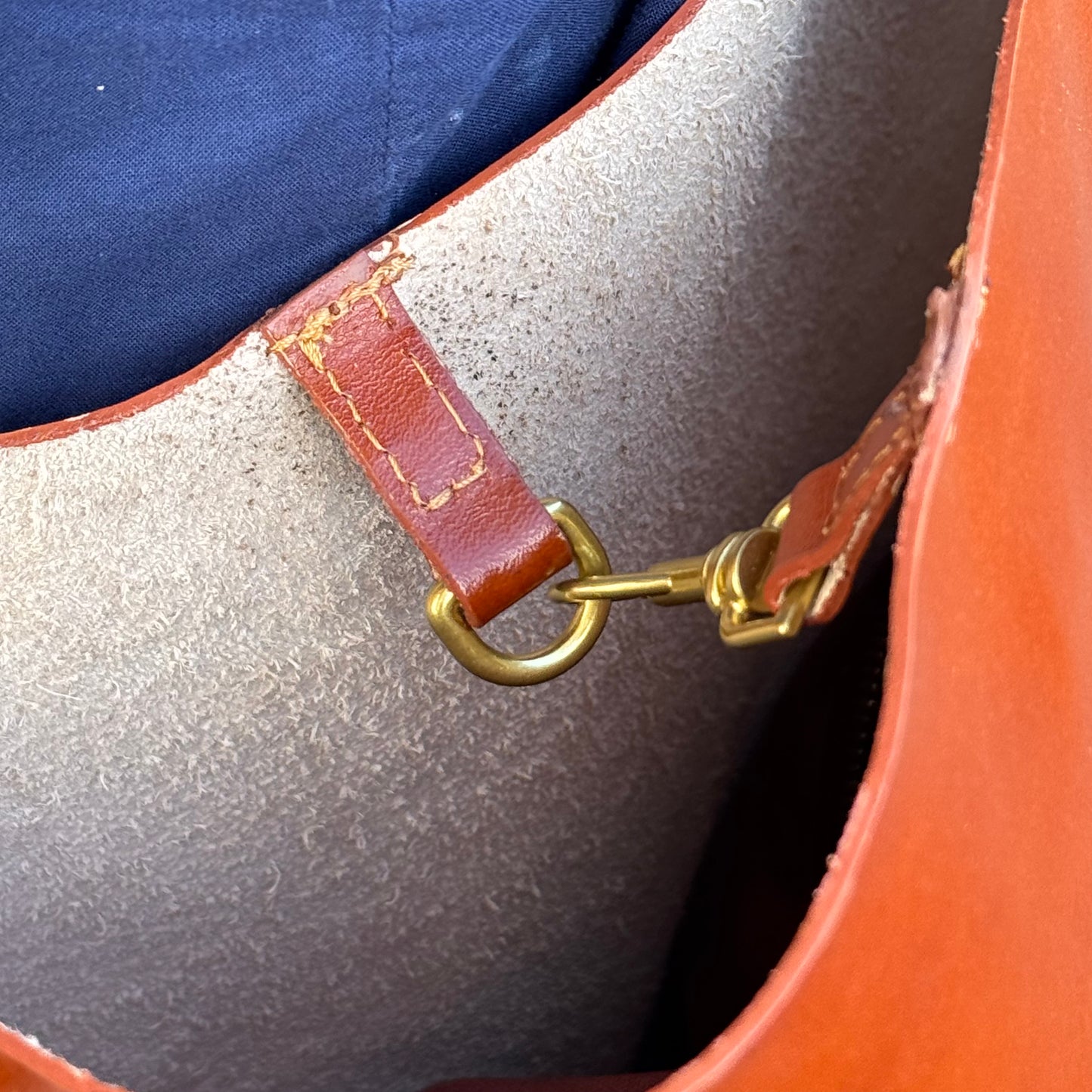 Grand sac seau en cuir, fermeture par mousqueton. 
